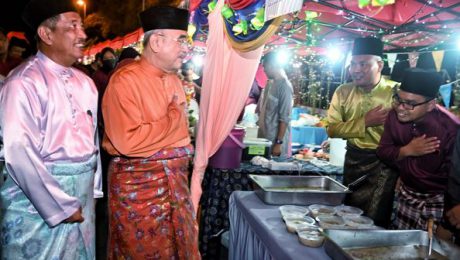 TYT Melaka bertegur sapa dengan penjaga gerai di Majlis Sambutan Raya Peringkat Bomba Melaka