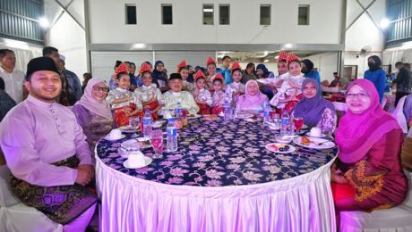 TYT Melaka bergambar bersama penari kecil