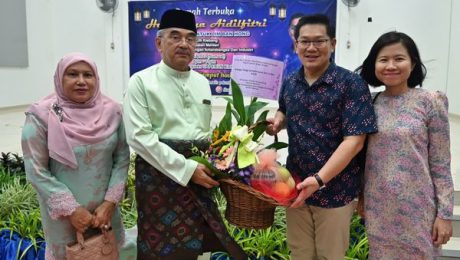 TYT Melaka menerima buah tangan dari Adun Klebang