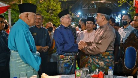 TYT Melaka Bersalaman dengan seorang ADUN