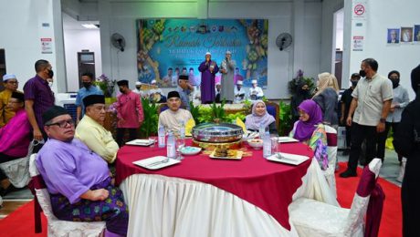 TYT Melaka bersama 4 orang lain di meja makan