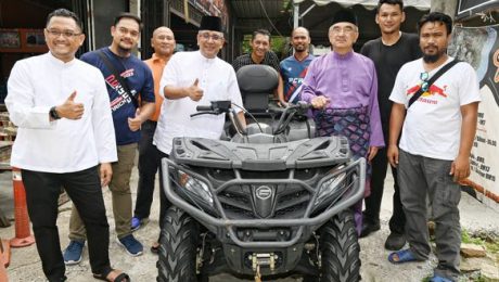 TYT Melaka bersama 8 orang lain bergmbar di motosikal jenis 'Quadbike'