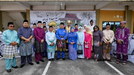 Staf Jabatan Kerja raya Melaka bergambar bersama TYT Melaka