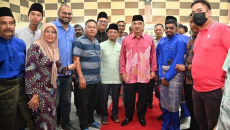 TYT Melaka bergambar bersama rakyat DUN Gadek