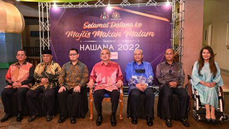 TYT Melaka bergambar bersama 6 orang yang lain