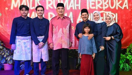 TYT Melaka bergambar bersama keluarga Setiausaha Khasnya