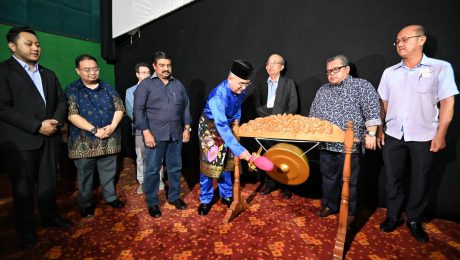 Gambar gong dipukul oleh TYT dan disaksikan oleh 7 orang lain