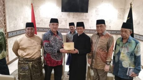 Pemberian cenderahati kepada Tun Seri Setia