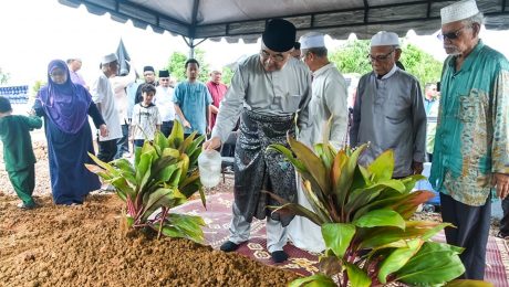 Penghormatan terakhir kepada Allahyarhamah Hajah Wah binti Hj Dol (Mak Wah)