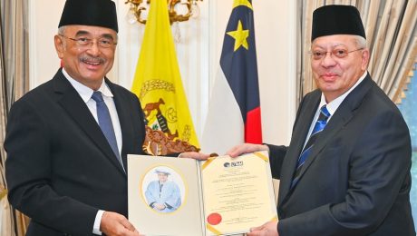 Penyerahan Watikah Pelantikan Pro-Canselor UTeM kepada YBhg. Tan Sri Dato' Abdul Rashid bin Haji Mohamed Hussain