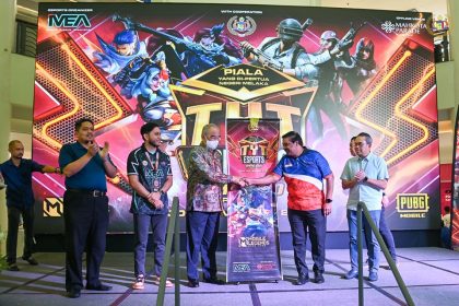 Menyempurnakan perasmian e-Sport Piala Yang di-Pertua Negeri Melaka 2024 (TYT e-Sport)