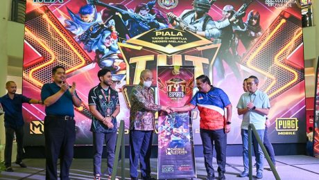 Menyempurnakan perasmian e-Sport Piala Yang di-Pertua Negeri Melaka 2024 (TYT e-Sport)