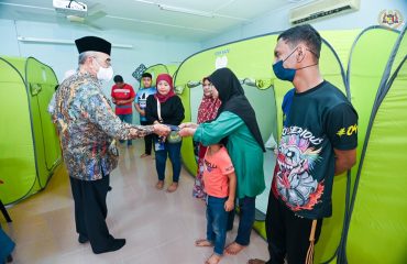 Menyantuni 3 keluarga yang menjadi mangsa banjir di Pusat Pemindahan Banjir Balai Raya Paya Ikan