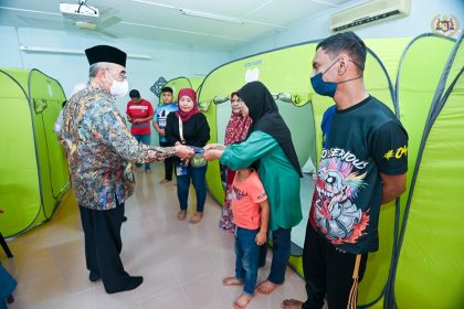 Menyantuni 3 keluarga yang menjadi mangsa banjir di Pusat Pemindahan Banjir Balai Raya Paya Ikan