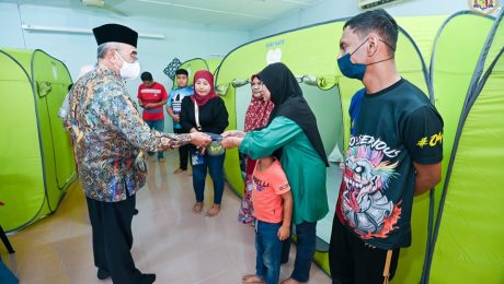 Menyantuni 3 keluarga yang menjadi mangsa banjir di Pusat Pemindahan Banjir Balai Raya Paya Ikan