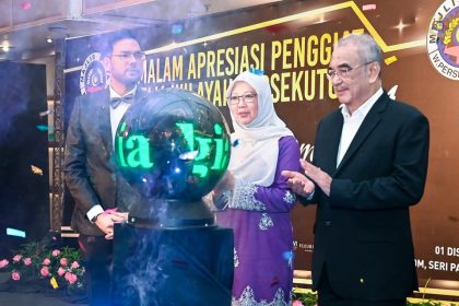 Menyempurnakan perasmian Malam Penghargaan Belia Wilayah Persekutuan Tahun 2024