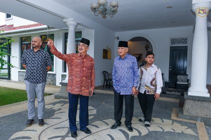 Menyantuni YABhg. Tun Datuk Seri Utama Dr. Mohd Khalil bin Yaakob