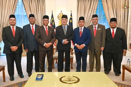 1-22(4) Kunjungan Hormat daripada YBhg. Prof. Datuk Ts. Dr. Abdul Khalil Shawkataly