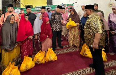 Menyampaikan sumbangan kepada 200 Fakir Miskin di Kampung Melayu