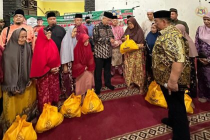 3-21 Menyampaikan sumbangan kepada 200 Fakir Miskin di Kampung Melayu