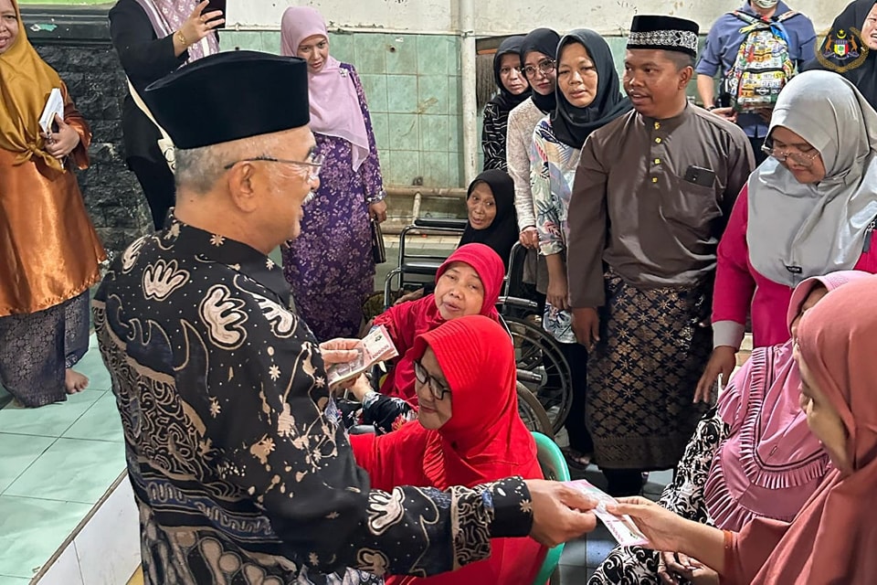 Menyampaikan sumbangan kepada 200 Fakir Miskin di Kampung Melayu 2