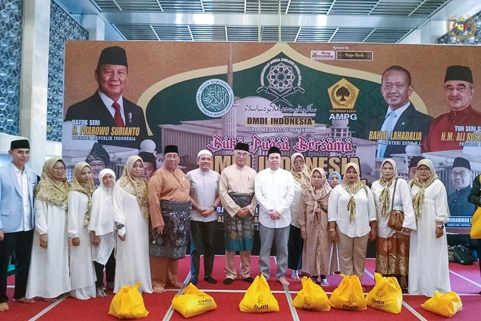 Menyampaikan sumbangan kepada 200 Fakir Miskin di Kampung Melayu 3