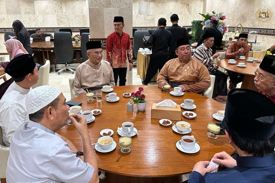 Menyampaikan sumbangan kepada 200 Fakir Miskin di Kampung Melayu 4