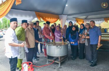 Mengagihkan lebih 2000 bungkus Bubur Lambuk di Dataran Parkir, Istana Melaka