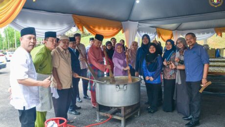 Mengagihkan lebih 2000 bungkus Bubur Lambuk di Dataran Parkir, Istana Melaka