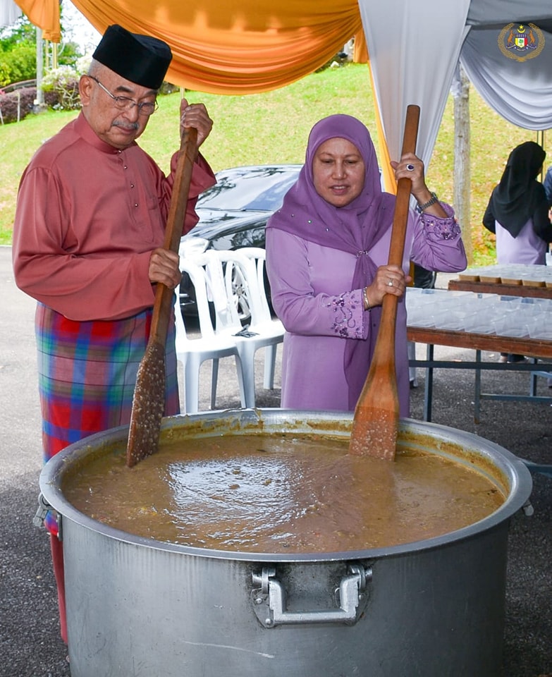 Mengagihkan lebih 2000 bungkus Bubur Lambuk di Dataran Parkir, Istana Melaka 2