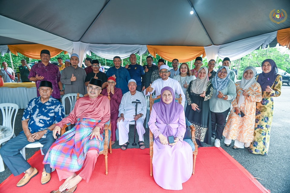 Mengagihkan lebih 2000 bungkus Bubur Lambuk di Dataran Parkir, Istana Melaka 4