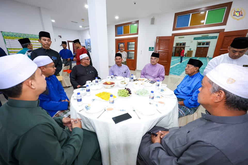 Solat Isyak dan Terawih di Masjid 'Ibadur Rahman Tangga Batu Kechil, Melaka 3