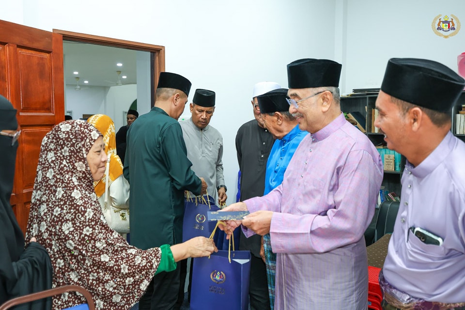 Solat Isyak dan Terawih di Masjid 'Ibadur Rahman Tangga Batu Kechil, Melaka 4