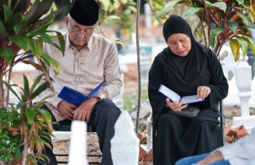 Menziarahi pusara ayahanda dan ibuanda serta keluarga kepada TYT Tun Seri Setia
