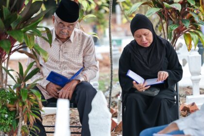 3-29 Menziarahi pusara ayahanda dan ibuanda serta keluarga kepada TYT Tun Seri Setia