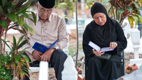 Menziarahi pusara ayahanda dan ibuanda serta keluarga kepada TYT Tun Seri Setia