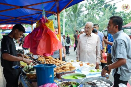 3-29 Meluangkan masa berkunjung ke Bazar Ramadan Peringgit