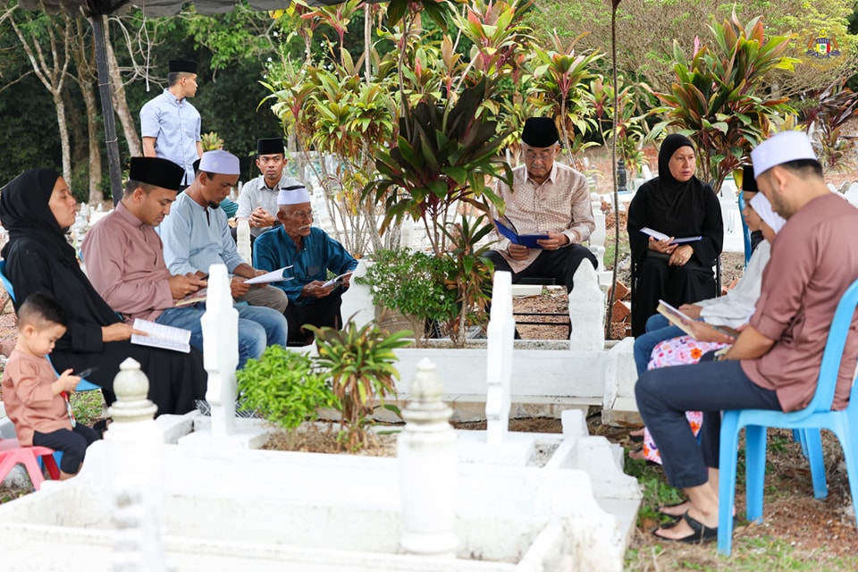Menziarahi pusara ayahanda dan ibuanda serta keluarga kepada TYT Tun Seri Setia 2