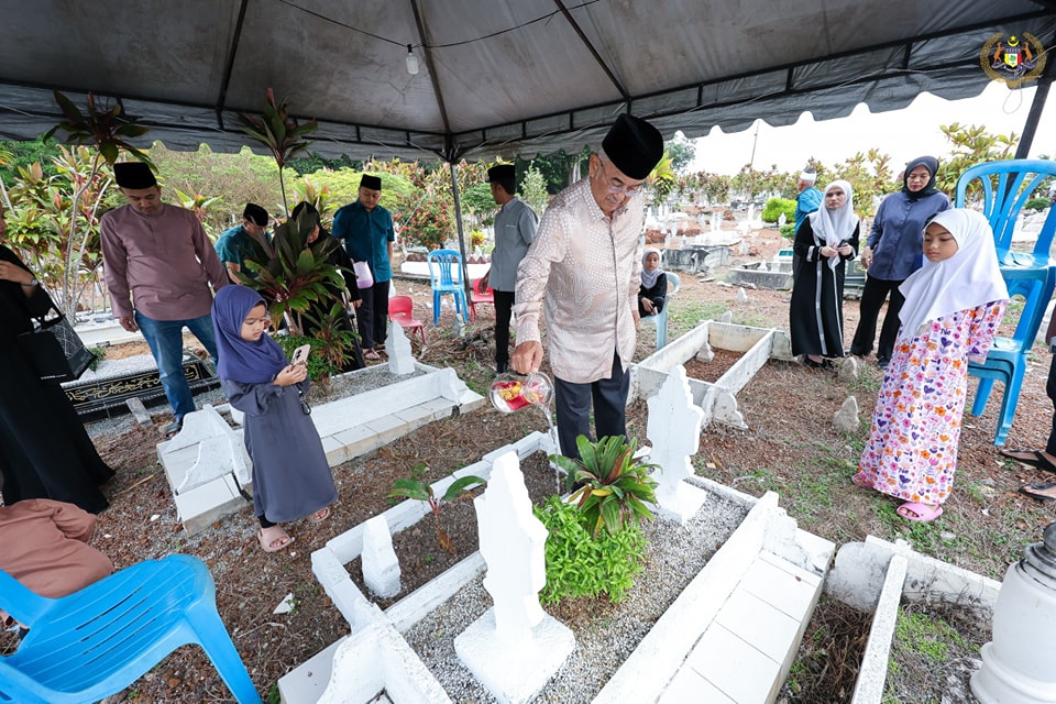 Menziarahi pusara ayahanda dan ibuanda serta keluarga kepada TYT Tun Seri Setia 3