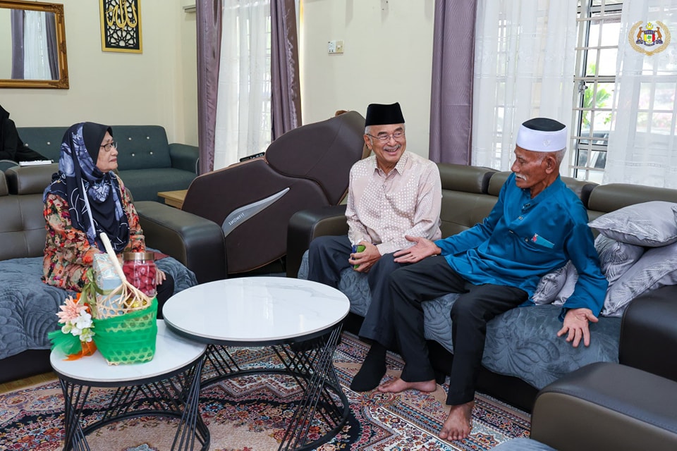 Menziarahi pusara ayahanda dan ibuanda serta keluarga kepada TYT Tun Seri Setia 5