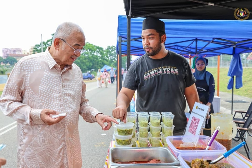 Meluangkan masa berkunjung ke Bazar Ramadan Peringgit 5