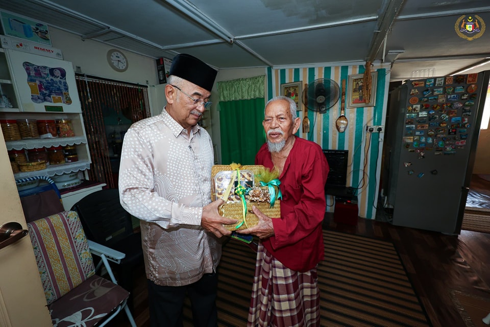 Menziarahi pusara ayahanda dan ibuanda serta keluarga kepada TYT Tun Seri Setia 6