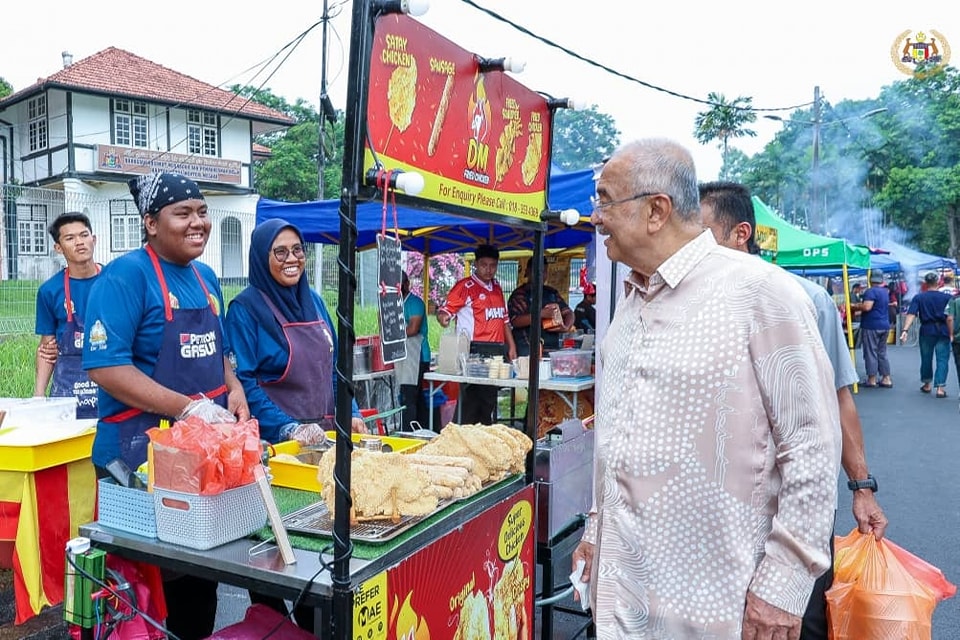 Meluangkan masa berkunjung ke Bazar Ramadan Peringgit 6