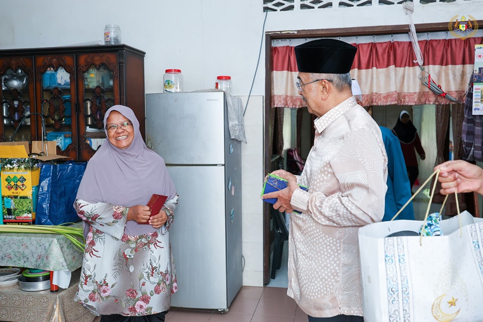 Menziarahi pusara ayahanda dan ibuanda serta keluarga kepada TYT Tun Seri Setia 7