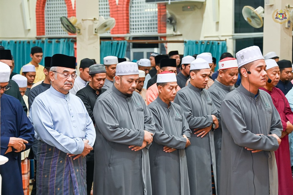 Solat Isyak dan Terawih di Masjid Tun Syed Ahmad Shahabuddin Al-Haj, Bukit Beruang 2