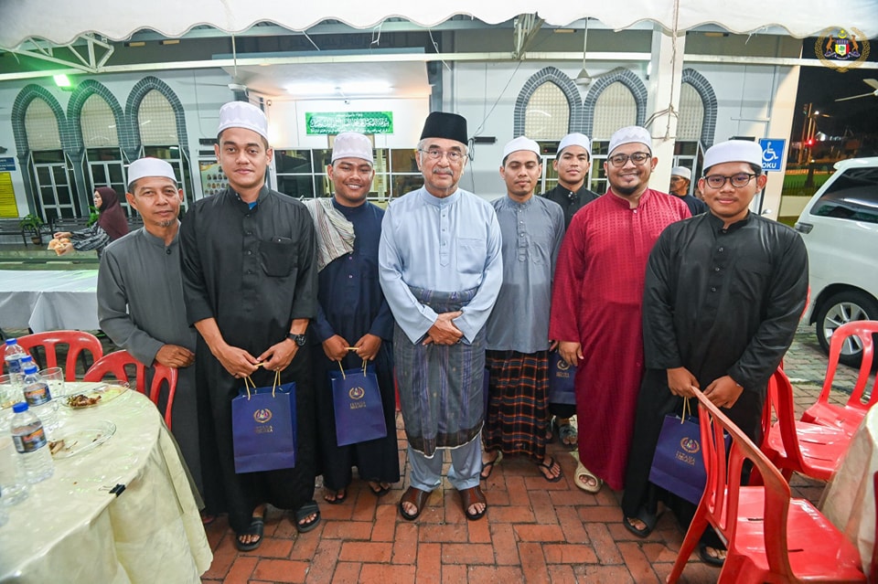 Solat Isyak dan Terawih di Masjid Tun Syed Ahmad Shahabuddin Al-Haj, Bukit Beruang 4