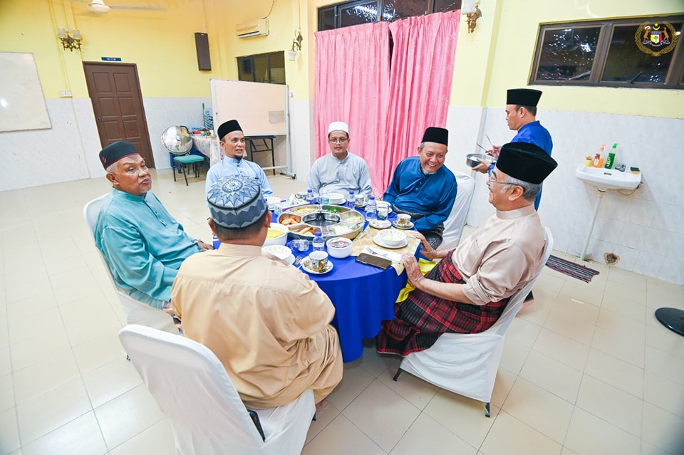 Solat Isyak dan Terawih di Masjid Raudhatul Jannah, Bukit Katil, Melaka 3