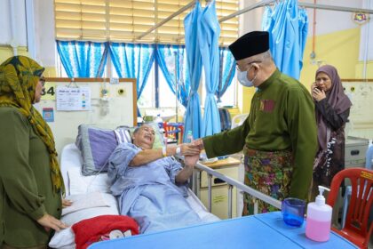tyt 10-5-1 Menziarahi YBhg. Datuk Johari Mohamad di Hospital Melaka 4