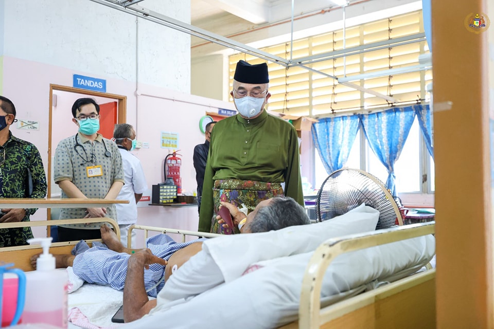 Menziarahi YBhg. Datuk Johari Mohamad di Hospital Melaka 3