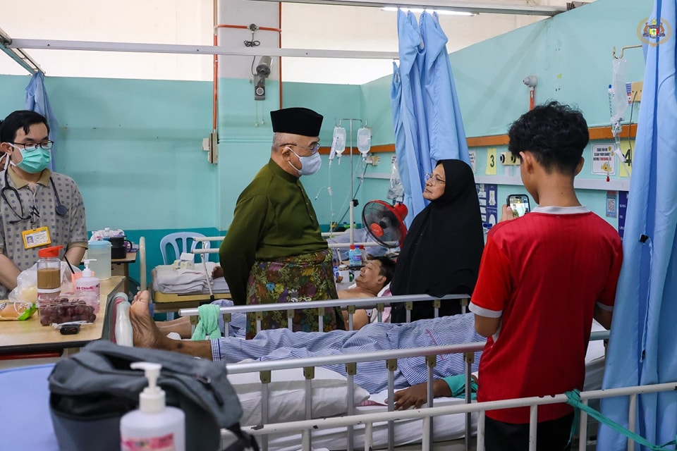 Menziarahi YBhg. Datuk Johari Mohamad di Hospital Melaka 2